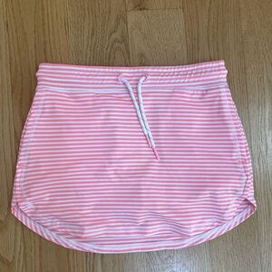 Vineyard vines Coral & White Skirt w/pants.
Worn once.Smoke free pet free home